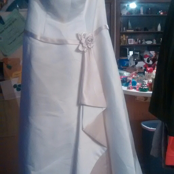 Wedding dress and veil (worn once with tags) - Picture 6 of 8
